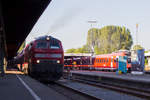 .218 432-3 fährt mit ihrem IRE in Lindau an.