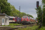 Zugbegegnung in Lindau kurz vor dem Bahnübergang mit 218 431-5 und dem aus Zürich kommenden EuroCity. 10.5.18.