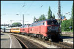 Die DB Lokomotiven 218443 und 218402 haben hier am 10.5.2002 im HBF Lindau den EC 99 aus Basel übernommen.