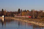 Ankunft des IC 119 auf dem Bahndamm in Lindau mit 218 499-2. 27.2.19