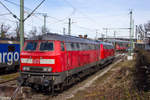 218 422-4 pausiert mit ihrer Schwester neben der schweizerischen Lok in Lindau während im Hintergrund eine andere 218 ihren IRE aus dem Bahnhof zieht. 3.3.19