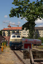 218 466-3 wartet mit ihirem Radelzug in Lindau Hbf auf ihre Rückfahrt.