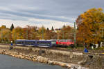 218-418-8 mit 650 358, 354, 359 auf dem Bahndamm Lindau. 30.10.20