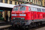 Geschmückt mit drei Aufklebern steht 218 422-4 im Hauptbahnhof Lindau am 12.12.20