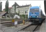 Ein Bild fr Kay H. und Markus Kirchmann, die sich wegen dieses Bahnbergangs fast in die Haare geraten sind. In der Tat gibts in Lindau Hbf keine Unterfhrung und Bahnsteig 7/8 kann nur ber den besagten bergang erreicht werden. Die Fortsetzung dieses bergangs ist, wie hier schn zu sehen, ein Dienstweg zu den Lokabstellpltzen und auch als solcher mit einem Verbot gekennzeichnet. 223 066 ist soeben aus Mnchen eingetroffen.(26.05.2008)