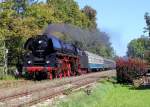 Ein Sonderzug von Salzburg erreicht Lindau, gezogen wurde er zwischen Buchloe und Lindau von der 01 1533, aufgenommen am 8.9.2012