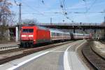 IC 1218 in Lindau, der Zug fhrt von Mnchen ber Innsbruck, Bregenz, Lindau, Friedrichshafen, Ulm und Stuttgart nach Frankfurt, auf dem nicht elektrifizierten Stck Lindau-Friedrichshafen-Ulm werden