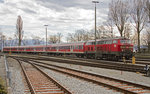 In wenigen Augenblicken wird die von 218.436 geführte Regionalzugganitur die Abstellanlage von Lindau Hbf.