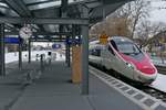 Den neuen Bahnhof von Lindau-Reutin erreicht ECE 192 von Mnchen kommend auf Gleis 22, um nach einem Halt als EC 192 nach Zrich weiterzufahren (25.01.2021).