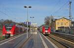 Am 12.03.2026 begegnen sich zwei Züge der RB 33 im Bahnhof LIndern: Links 1440 371 nach Heinsberg, daneben trifft 1440 228 auf dem Weg von Essen-Steele nach Aachen ein. Das Bahnhofsgebäude im Hintergrund geht in seinen Ursprüngen auf das Jahr 1852 zurück.