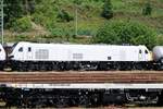 09.Juli 2026, 15:35 Uhr: Vor dem Geb�ude der Eifelbahn Verkehrs GmbH (Rheinh�ller 3) im ehemaligen BW-Linz reflektierten die offenbar flammneuen, 23m langen  Schwesterloks  Stadler 2019 335-9 und Stadler 2019 336-7 (hier im Bild) das grelle Sonnenlicht. -
Im unteren Bildteil als Detail vergr��ert dargestellt der Lokkasten mit dem Drehgestell unter Fahrstand 2 u. mit der Fahrzeugnummer.