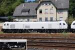 09.Juli 2026, 15:35 Uhr: Vor dem Geb�ude der Eifelbahn Verkehrs GmbH (Rheinh�ller 3) im ehemaligen BW-Linz reflektierten die offenbar flammneuen, 23m langen  Schwesterloks  Stadler 2019 335-9 (hier im
