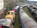 Was sich alles hinter ein paar unscheinbaren Kesselwagen so alles befindet. Von einer Brücke aus fotografiert sieht man hier einige Dieselloks und einen alten Personenwagen. Die gelbe Diesellok stammt von der DBG und der Personenwagen ist vom Dom Kölsch Party Express.

Linz 18.01.2015