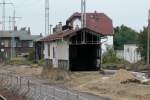 Abbruch oder Weiternutzung, dies entzieht sich der Kenntnis des Fotografen.
Währendessen durch die Streckensanierung der Strecke Oranienburg-Fürstenberg der Bahnsteig 2 und 3 in Löwenberg abgetragen sind, steht die überdachte Treppe der Unterführung noch.
 07.09.2012  gegen 15:55 Uhr aufgenommen.