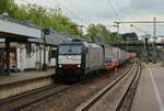 Neben Regional-,S-Bahn- und zwei Fernverkehrszügen durchfahren zahlreiche Güterzüge den Bahnhof Ludwigsburg. Am 06.06.2019 ist 185 408 von MRCE für TX Logistik mit einem KLV-Zug in Richtung Norden unterwegs.