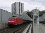 Mit einem leeren Autotransport Zug am Haken durchfährt 185 031 den Haltepunkt Ludwigshafen Mitte am 25.08.05