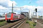 425 724-2 als S4 nach Bruchsal am Nachmittag des 24.05.14 bei der Einfahrt in Ludwigshafen (Rhein) Mitte.
Viele Gre an den Lokfhrer und seine Begleiterin!