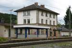 25.05.2013, Der Bahnhof Ludwigstadt an der Frankenwaldbahn, Bahnsteigseite. Das wenig Charm versprühende Flachdach im Vordergrund schützt die Treppe zum Bahnsteigtunnel. Vor der Grenzöffnung endete und begann hier die Kontrolltätigkeit des bundesdeutschen Grenzschutzes. 