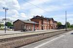 LÜBBEN/Spreewald (Landkreis Dahme-Spreewald), 21.05.2024, Blick vom Bahnsteig auf das Bahnhofsgebäude