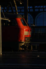 D-DB 218 418-2 stand zur Goldenen-Stunde am 17.11.2025 im Lübecker Hbf (AL).