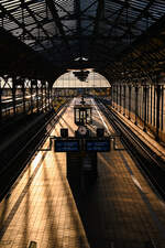 Bahnsteige 8 und 9 des Lübecker Hbf zur Goldenen-Stunde am 17.11.2025.