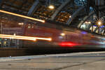 D-DB 218 322-6 mit D-DB 101 120-4 und IC 2264 am 20.02.2026 bei der Ausfahrt aus dem Lübecker Hbf (AL), in einer Langzeitbelichtung festgehalten.