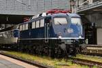 D-GfF 110 350-6 stand am 22.08.2026 auf Gleis 3 des L�becker Hbf (AL).
Aufgrund einer Fehlleitung und dem damit einhergehenden �berfahren des EL 6-Signals kam es zum �berb�geln. Es kam zum Schaden am Pantographen sowie an der Oberleitung. Zudem kam  ...