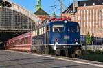 D-GfF 110 350-6 zog am 22.08.2026 ihren Sonderzug (DZ 21301) mit ca. +88 min von L�beck Hbf (AL) nach Bielefeld Hbf (EBILP). Zuvor wurde D-GfF 110 350-6 von D-NRS 203 106-0 von Gleis 3 des L�becker Hbf (AL) in den L�becker Hbgf (ALR) gezogen, dort ma ...