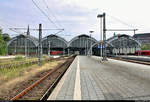 Blick auf die vierschiffige Bahnhofshalle in Lübeck Hbf, die alle Bahnsteiggleise (1-2, 4-9) überspannt.