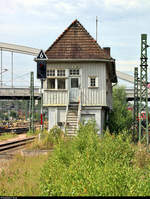 Blick auf das mechanische Stellwerk Lp, Bauart Jüdel, einheitsähnlich, des Fahrdienstleiters (Fdl) in Lübeck Hbf.
Im Jahr 1908 wurde es in Betrieb genommen, am 29.9.2003 erfolgte die Stilllegung.
Quelle: http://stellwerke.de/liste/seite318.html
Aufgenommen am Ende des Bahnsteigs 8/9.
[5.8.2019 | 11:01 Uhr]