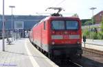 Lübeck Hbf am 24.8.2015. 112.1 der ehemaligen Deutschen Reichsbahn steht abfahrbereit für den RE nach Hamburg Hbf. Die 112.1 fahren jetzt für die DB Regio. Ergonomie und Design der isolierten Führerstände mit Klimaanlage (damals in der DDR eine Ausnahme) erfolgte durch die Hochschule für Industrielle Formgestaltung Halle (Saale). Ich las am 2.9.2015 den Hinweis, daß diese Lok mit Beginn der 90ziger schon an die Deutsche Bundesbahn ausgeliefert wurde (Nr. 146-190).