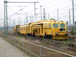 Diese beiden Gleisbaumaschienen stehen am 09.04.08 im Bahnhof Lutherstadt Wittenberg abgestellt.