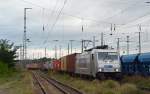 386 013 passiert mit einem Containerzug am Morgen des 06.09.15 die östliche Bahnhofsseite von Wittenberg in Fahrtrichtung Dessau.