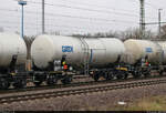 Blick auf einen Kesselwagen für Wasserstoffperoxid (559 – stark brandfördernder Stoff, der spontan zu heftiger Reaktion führen kann) mit der Bezeichnung  Zacns  (37 80 7841 134-5 D-GATXD), eingereiht in einem gemischten Gz mit 232 255-0 (132 255-1) in Magdeburg Hbf.

🧰 GATX Rail Germany GmbH (GATX Rail Europe | GATX Corporation)
🕓 13.12.2021 | 11:57 Uhr