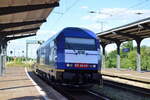 Beacon Rail Leasing Ltd, London mit der Lok  ER 20-011  (NVR:  92 80 1223 011-8 D-BRLL ), aktueller Mieter? am 28.06.22 Durchfahrt Bahnhof Magdeburg-Neustadt.