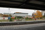 Der Bahnsteig 6 und das InterCity-Hotel in Magdeburg Hbf, am 24.10.2022.