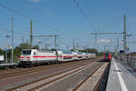 Während der Bauarbeiten im Magdeburger Hauptbahnhof wurden zwei Behelfsbahnsteige an den Güterzuggleisen genutzt, Gleis 10 und Gleis 13. Am Gleis 13 steht 146 562-4 mit dem IC 2035 nach Leipzig. Am Gleis 10 steht der RE 1 nach Frankfurt (Oder). Fotografiert am 14.08.2017. Seit dem 12.5.2019 sind wieder alle Bahnsteige in Betrieb. 