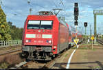 101 136-0 durchfährt, zu meiner Überraschung, mit zwei Doppelstockwagen den Bahnhof Magdeburg-Neustadt auf Gleis 4 Richtung Magdeburg Hbf.