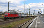 187 145-8 passiert mit Kessel-Containern die Bahnsteige von Magdeburg Hbf in südwestlicher Richtung.