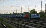 186 291 erreicht mit einem Containerzug aus Richtung Braunschweig kommend am Abend des 14.10.14 den Hbf Magdeburg.