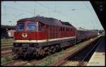 132077 fährt am 26.8.1990 mit einem Leerwagenpark durch den HBF Magdeburg.