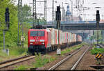 Containerzug mit 189 005-2 (Siemens ES64F4) muss auf der Fahrt Richtung Braunschweig im Bahnhof Magdeburg-Sudenburg erst einmal auf die Seite. Womöglich legte sie hier einen Pausenhalt ein.
Tele-Aufnahme vom Bahnsteigende.

🧰 DB Cargo
🕓 21.5.2023 | 12:37 Uhr