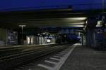 Die Gleise 2 und 3 des Bahnhofs Mainz-Bischofsheim am Abend des 04.10.13 zur Blauen Stunde.