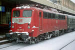 Einheitslok 140 877 in r/w am 05.01.1997 im Hbf. Mannheim.
