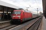 Da in Mannheim Hauptbahnhof gerade der Bahnsteig E mit den Gleisen 9 und 10 saniert wird sind die restlichen Bahnsteige stark ausgelastet. Die Folgen dieser Kapazitätsengpässe konnte man am 04.10.2017 beobachten. Laut Fahrplan erreichen RB38755 aus Mainz und RE4114 aus Koblenz Mannheim um 17:14Uhr und 17:12Uhr auf Gleis 5 und 4. Diese Züge hatten an diesem Tag beide etwa 5min Verspätung. Da beide Züge die gleise blockierten wurde TGV9560 nach Paris von Gleis 5 auf Gleis 8 verlegt. Hier wiederum sollte um 17:23Uhr IC2217 nach Stuttgart abfahren. Da der Süwex auf Gleis 4 bereits auf dem Weg in Richtung Abstellung war, wurde IC2217 von Gleis 8 nach Gleis 4 verlegt. Das Bild zeigt IC2217 bei der Einfahrt auf Gleis 4.