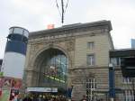 Hier sieht man die groe Uhr am Eingang des Mannheimer Hauptbahnhofs.