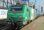 437024 der SNCF mit blauem Containerzug im Mannheimer Hbf.