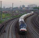 ES 64 U2-009 (182 509) zieht den Rheingoldzug am frühen Morgen aus dem Hauptbahnhof Mannheim Richtung Berlin als Ersatz für eine 103.
