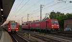 Ein Lz mit 185 239-1 und 151 083-3 fhrt abends an 425 251 vorbei, der sich als RB2 auf den Weg nach Biblis machen wird. (Mannheim Hbf, 17.08.12)