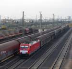 186 330-7 ist mit 13 Schiebewandwagen in ihrem Heimat-Güterbahnhof Mannheim angekommen.